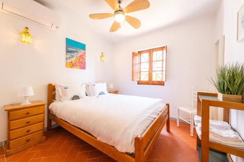 een slaapkamer met een bed en een plafondventilator bij Algarve 3-Bedroom Villa w Pool, Beaches & Golf in Tavira