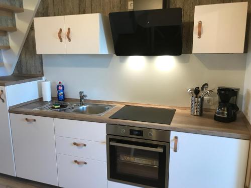 Kuchyň nebo kuchyňský kout v ubytování Romantische Ferienwohnung zwischen Schlei und Ostsee