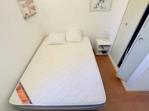 - un matelas installé sur un sol dans une pièce dans l'établissement T2 avec Parking - Piscine et Tennis - à 200 m des Plages - FR-1-316-196, à Six-Fours-les-Plages