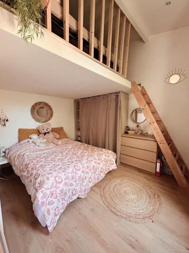 - un ours en peluche assis sur un lit dans une chambre dans l'établissement Malmousque Family House, à Marseille