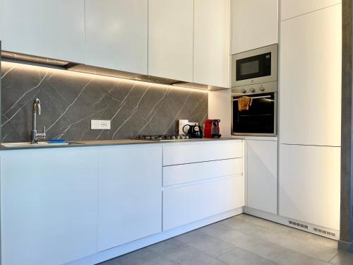 Dapur atau dapur kecil di Bilocale con terrazzo e garage – Casa Ondina