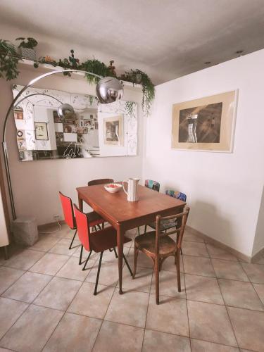 une salle à manger avec une table et des chaises en bois dans l'établissement Malmousque Family House, à Marseille