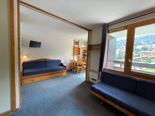 une chambre avec un lit et une grande fenêtre dans l'établissement Studio confortable, proche pistes, animaux admis - FR-1-356-525, à Valmorel