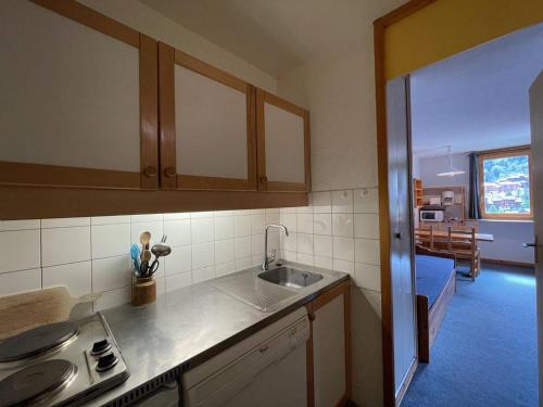 une cuisine avec un évier et un plan de travail dans l'établissement Studio confortable, proche pistes, animaux admis - FR-1-356-525, à Valmorel