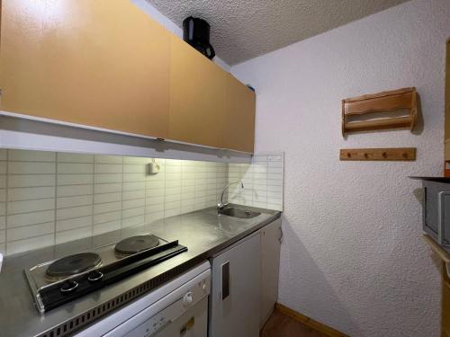Il comprend une petite cuisine équipée d'une cuisinière et d'un évier. dans l'établissement Appart 2P skis aux pieds à Valmorel, proche pistes et commerces - FR-1-356-526, à Valmorel