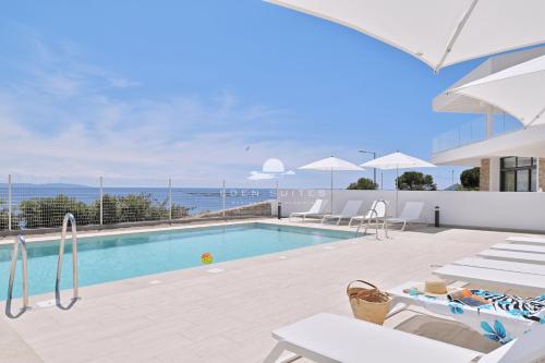une piscine avec vue sur l'océan dans l'établissement Résidence Eden Suites, à Ajaccio