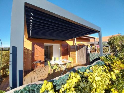 Photo de la galerie de l'établissement Pavillon T2 Mezzanine climatisé, piscine et parking, à Narbonne-Plage