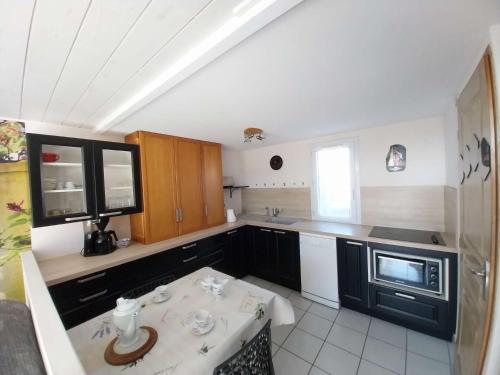 Photo de la galerie de l'établissement Pavillon T2 Mezzanine climatisé, piscine et parking, à Narbonne-Plage