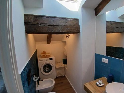 Un baño con lavadora y lavadora y secadora. en Dolce sogno appartment, en Turín