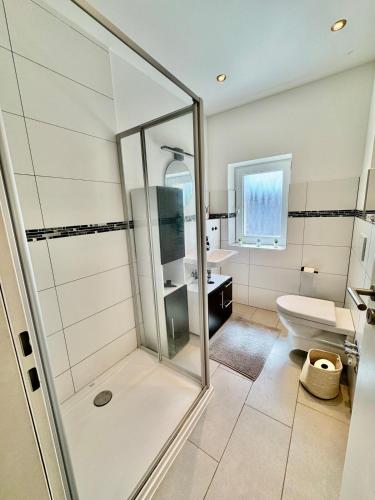 a bathroom with a shower and a toilet at FeWo-Palmtrees 4 - Große moderne 2 Zimmerwohnung mit Süd-West Balkon in Gladbeck-Mitte Nähe Movie Park und Arena AufSchalke in Gladbeck