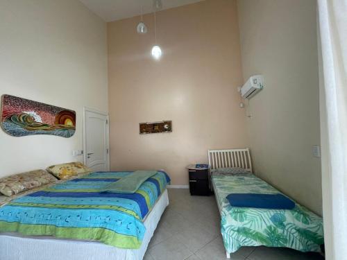 a bedroom with two beds in a room at A Pérola do Gravatá in Navegantes