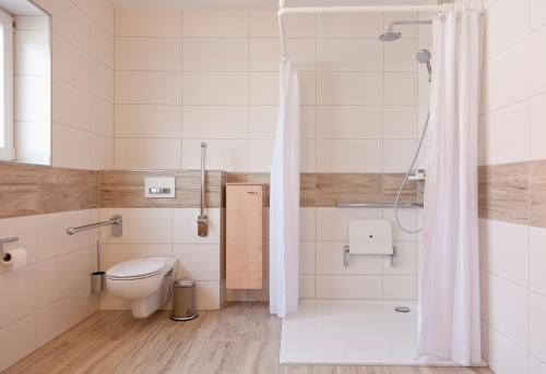 ノルトダイヒにあるFeWo Brakのトイレとシャワー付きのバスルーム