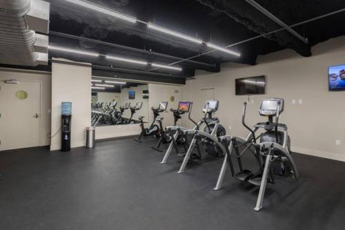 Фитнес-центр и/или тренажеры в Stylish 1-Bed Condo Just Moments Away from the Charming French Quarter
