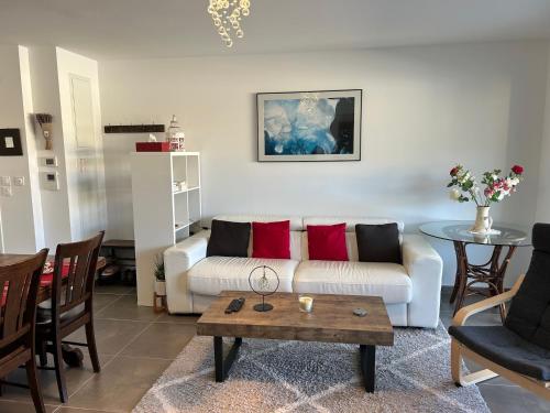 un salon avec un canapé et une table dans l'établissement Le Lavandin - classé 3 étoiles, à Sète