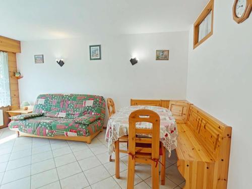 un salon avec une table et un canapé dans l'établissement Appartement chaleureux au Grand Bornand - 6 personnes, balcon, parking, proche centre - FR-1-241-131, au Grand-Bornand