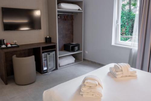 a room with a table with towels on top of it at Tiber Suite in Rome