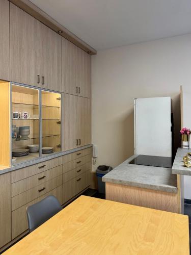 une cuisine avec des armoires en bois et un réfrigérateur blanc dans l'établissement Appartement à Vienne, à Vienne