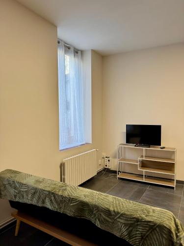 une chambre avec un lit et une télévision à écran plat dans l'établissement Appartement à Vienne, à Vienne