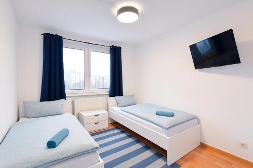 Habitación pequeña con 2 camas y TV de pantalla plana. en StayInn Halle (Saale), en Nietleben