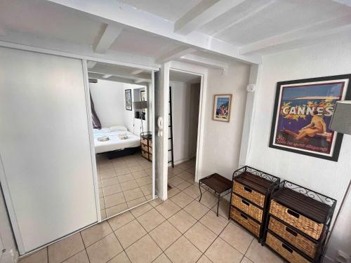 - une chambre avec un miroir dans l'établissement A092-Studio agreable avec mezzanine - Le Suquet, à Cannes