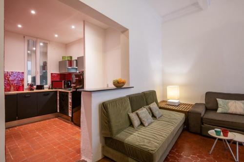un salon avec un canapé et une cuisine dans l'établissement 