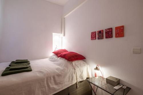 - une chambre avec un lit doté d'oreillers rouges dans l'établissement 