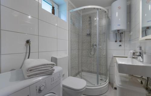 Un baño con ducha, inodoro y lavabo. en Villa Veronika - Makarska by Villas Guide, en Skako