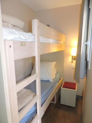 Ce lit superposé se trouve dans une petite chambre dotée de lits superposés. dans l'établissement Évasion azuréenne aux Parcs de Grimaud, à Grimaud