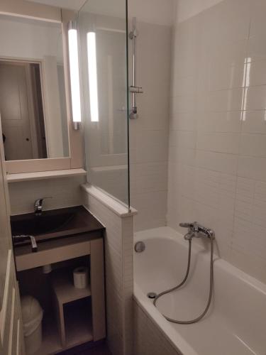 La salle de bains est pourvue d'une baignoire, d'un lavabo et d'une baignoire. dans l'établissement Évasion azuréenne aux Parcs de Grimaud, à Grimaud