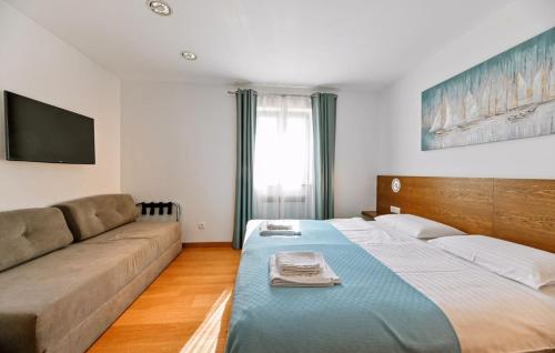 Postel nebo postele na pokoji v ubytování Villa Lu 2 Krk by Villas Guide