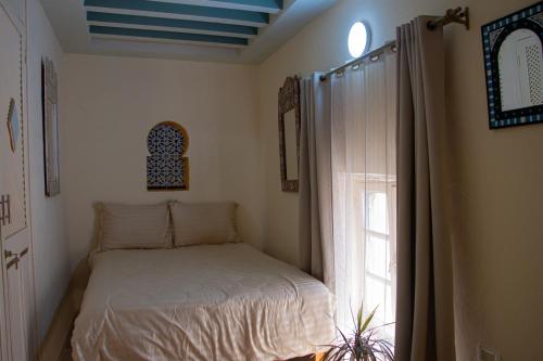 a small bed in a room with a window at Dar Shams Riad Medina de Sousse in Sousse
