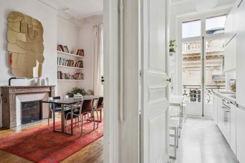 une cuisine et une salle à manger avec une table et des chaises dans l'établissement Le Fabuleux au coeur de Paris, à Paris