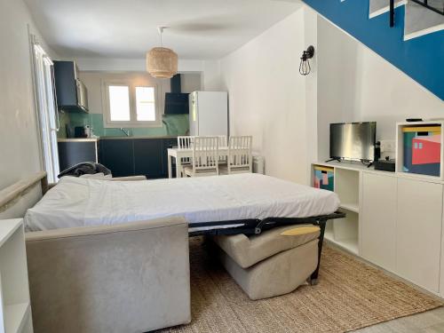 un lit d'hôpital dans une pièce avec cuisine dans l'établissement Petite Maison avec Terrasse, à Roquebrune-Cap-Martin