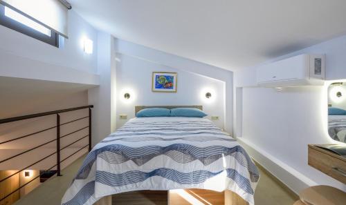 En eller flere senge i et værelse på Marthina Luxury Living