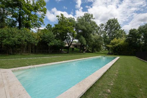 une piscine dans la cour d'une maison dans l'établissement Domaine du chemin Royal, à Saint-Germain