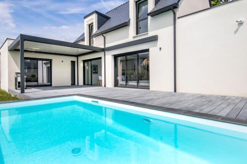une piscine devant une maison dans l'établissement Villa de la Grée, à Sarzeau