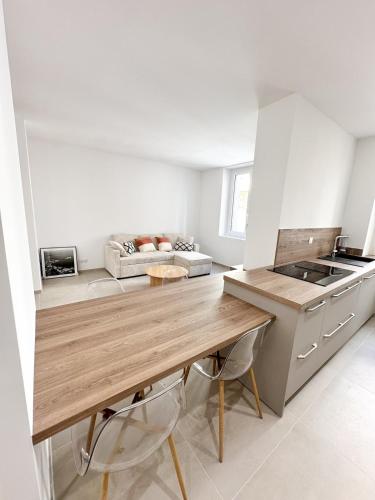 une cuisine avec un comptoir en bois dans une pièce dans l'établissement Charmant T3 au coeur d'Ajaccio, à Ajaccio