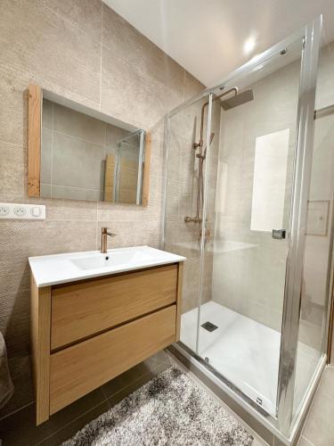 une salle de bain avec un lavabo et une douche dans l'établissement Charmant T3 au coeur d'Ajaccio, à Ajaccio