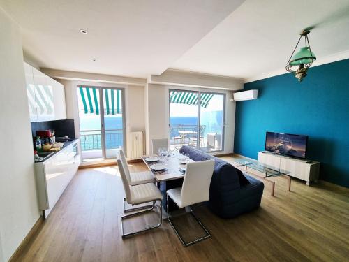 un salon avec une table et un mur bleu dans l'établissement 