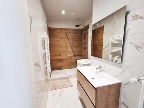 une salle de bain blanche avec un lavabo et une douche dans l'établissement 