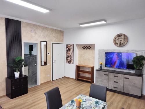 TV a/nebo společenská místnost v ubytování Appartamento RALUCA
