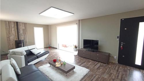 un salon avec un canapé et une télévision dans l'établissement Villa FAMILIALE au CALME avec grand JARDIN, à Peypin