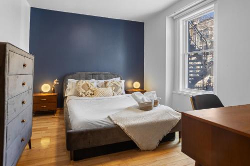 Postel nebo postele na pokoji v ubytování Magnificent 4BR in Downtown Mont-Royal