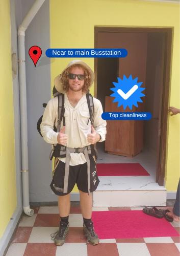 Una persona que lleva una mochila y hace un gesto de aprobación con el pulgar hacia arriba. en The Sheltor, en Chennai