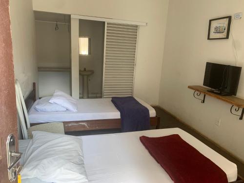 Katil atau katil-katil dalam bilik di Hotel economic eldorado Sorocaba