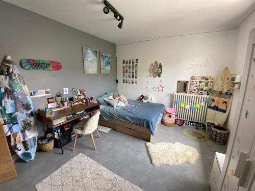 une chambre avec un lit et un bureau dans l'établissement Maison avec piscine proche plages, à Anglet