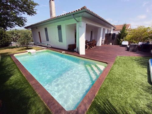 une piscine dans la cour d'une maison dans l'établissement Maison avec piscine proche plages, à Anglet