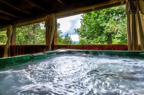 Nice View Fireplace, Hot Tub, Porch Bed, Private photo 5