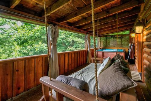 Nice View Fireplace, Hot Tub, Porch Bed, Private photo 11