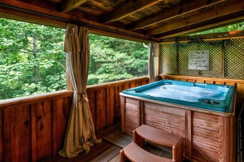 Nice View Fireplace, Hot Tub, Porch Bed, Private photo 12